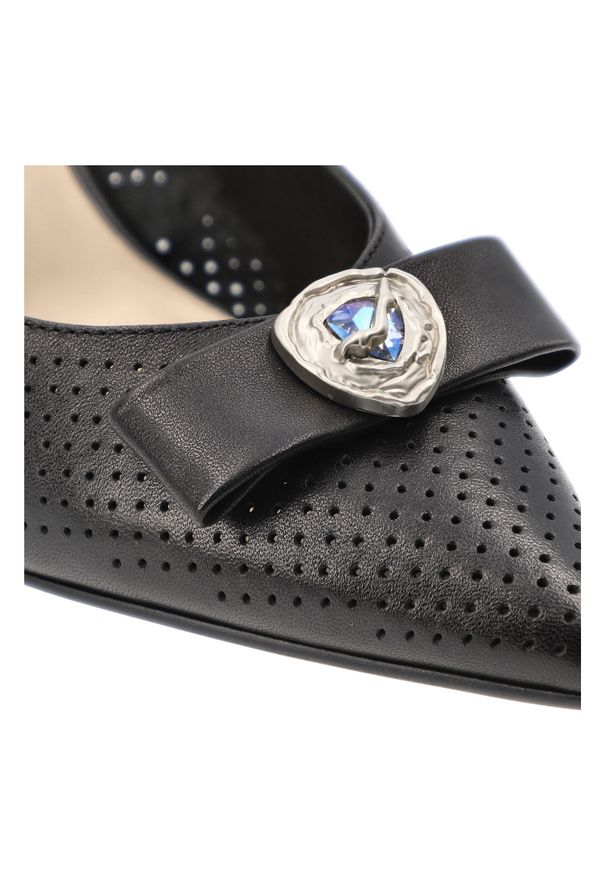 Czółenka damskie S.Barski, skóra naturalna ażurowa cholewka fason slingback regulowany pasek wysoki obcas ozdobna aplikacja, czarne, CR61-3119. Okazja: na spotkanie biznesowe. Nosek buta: otwarty. Zapięcie: pasek. Kolor: czarny. Szerokość cholewki: normalna. Wzór: aplikacja, ażurowy. Materiał: skóra. Obcas: na obcasie. Styl: elegancki, biznesowy, klasyczny. Wysokość obcasa: wysoki