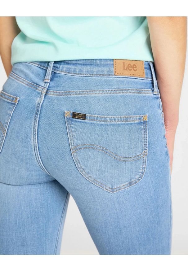 Lee - SPODNIE DAMSKIE LEE SCARLETT SKINNY LIGHT FLORIN L526MOHR 112111767. Okazja: na co dzień. Sezon: lato, wiosna. Styl: casual, klasyczny